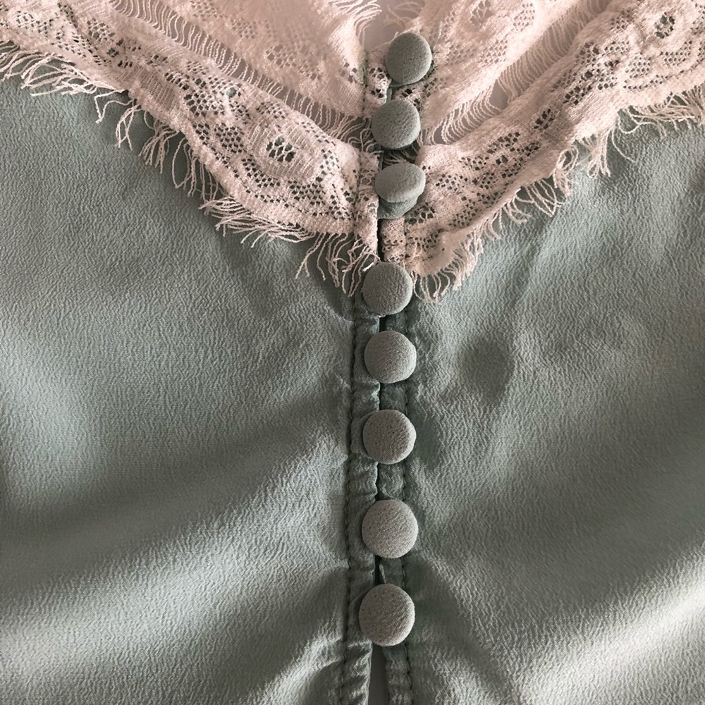 Light top. - Picture 3 of 5